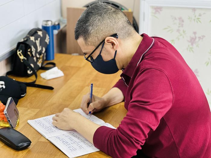 NSND Công Lý xuất ngoại, được vợ khen tập viết thẳng hàng-1