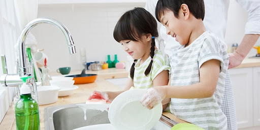 Những lợi ích tuyệt vời từ việc cho trẻ làm việc nhà, bố mẹ yêu con đừng làm hết việc của con-3