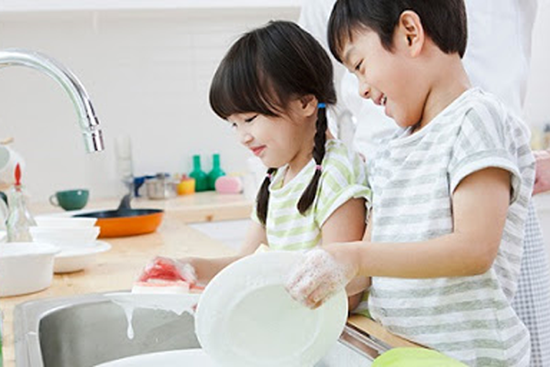 Những lợi ích tuyệt vời từ việc cho trẻ làm việc nhà, bố mẹ yêu con đừng làm hết việc của con