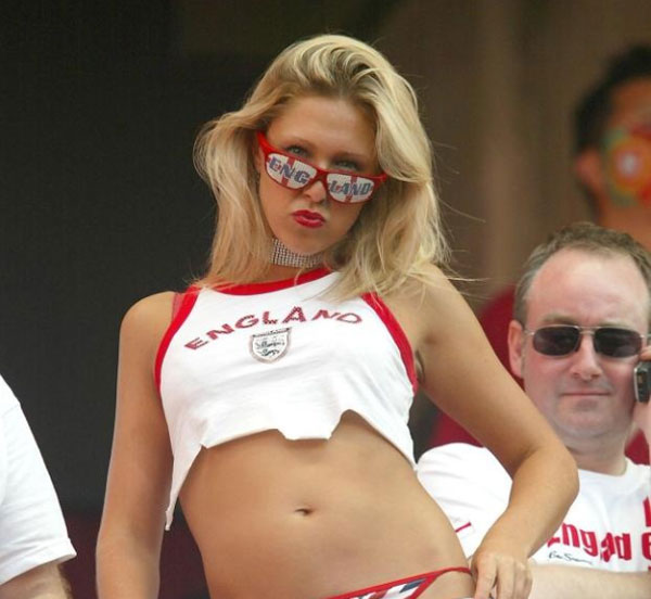 Cổ động viên bóng đá bị phạt nếu mặc hở vai cổ vũ World Cup-1