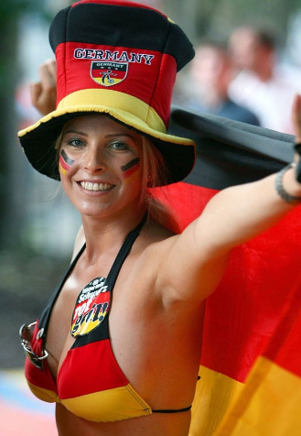 Cổ động viên bóng đá bị phạt nếu mặc hở vai cổ vũ World Cup-2