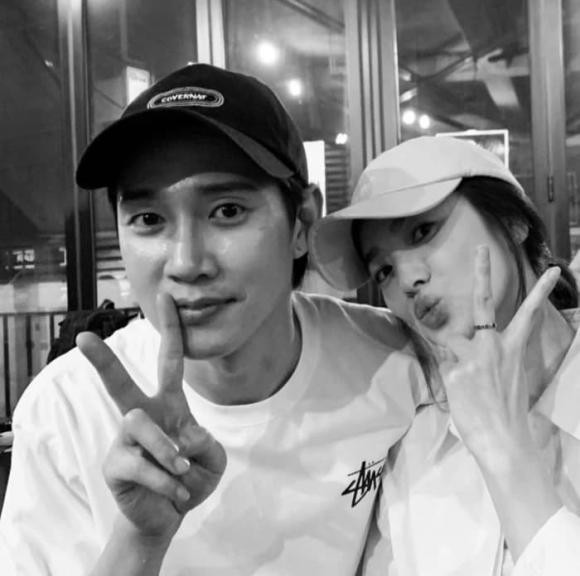 Song Hye Kyo lộ ảnh ôm trai lạ thắm thiết, đã tìm được người yêu mới sau ly hôn?-1