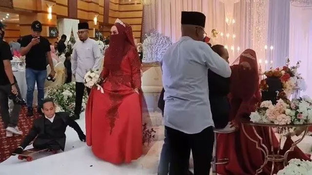 Lấy người chồng tật nguyền, vợ trở thành tâm điểm chú ý của cộng đồng mạng khi làm hành động này trong lễ cưới-1