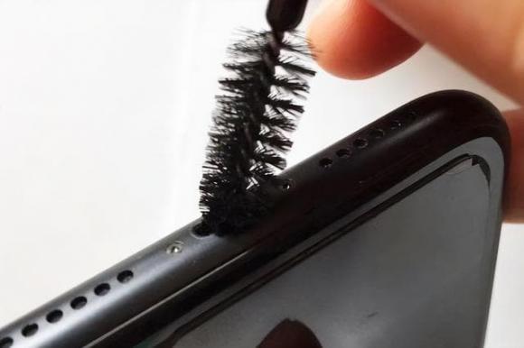 Làm thế nào để làm sạch bụi bẩn trong lỗ điện thoại?-4