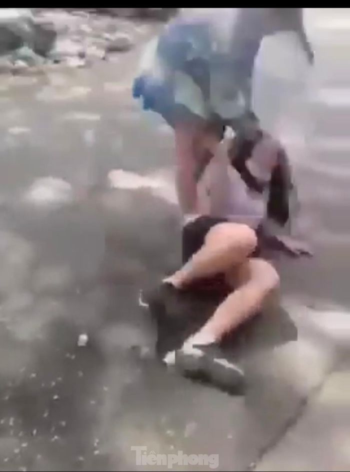 Nữ sinh trung học ở TPHCM bị đàn chị đánh bầm dập trên đường-2