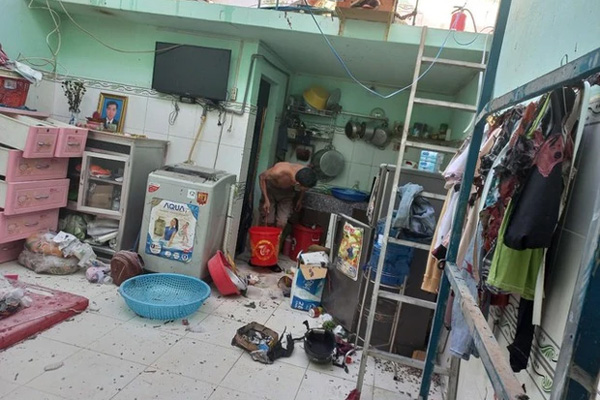 Ô tô tông vào dải phân cách rồi bốc cháy ngùn ngụt trên đường Hà Nội-3