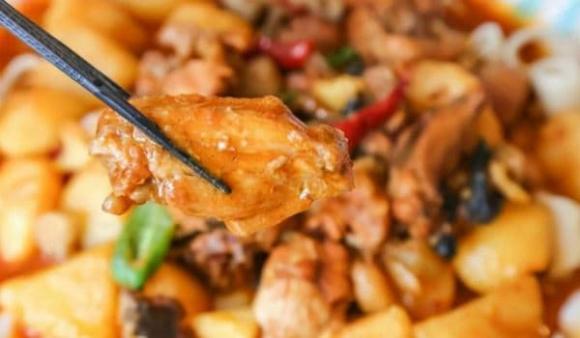 Khi hầm gà không nên chần qua, lưu ý 4 bước đảm bảo gà chín mềm thơm, không khét, không tanh-2