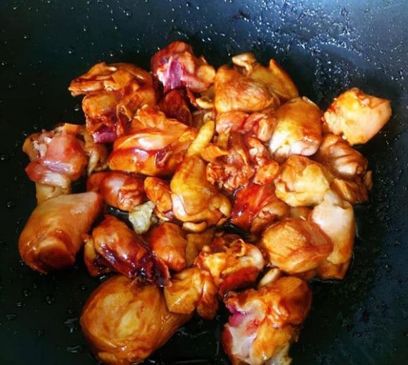 Khi hầm gà không nên chần qua, lưu ý 4 bước đảm bảo gà chín mềm thơm, không khét, không tanh-5