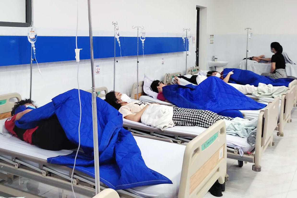 Hết ngày học bán trú, nhiều học sinh ở Nha Trang nhập viện, nghi ngộ độc thực phẩm-1