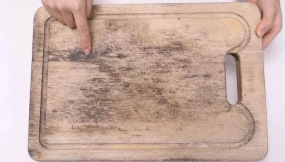 Đừng rửa thớt bằng xà phòng khi nó bẩn, đây là một mẹo nhỏ, sẽ sạch như mới sau 5 phút và không bị mốc sau một thời gian dài-1