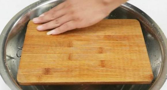 Đừng rửa thớt bằng xà phòng khi nó bẩn, đây là một mẹo nhỏ, sẽ sạch như mới sau 5 phút và không bị mốc sau một thời gian dài-4