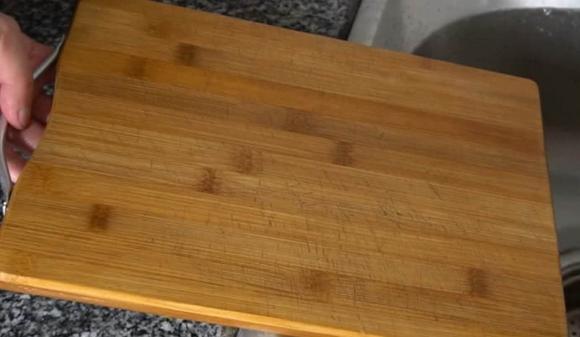 Đừng rửa thớt bằng xà phòng khi nó bẩn, đây là một mẹo nhỏ, sẽ sạch như mới sau 5 phút và không bị mốc sau một thời gian dài-5