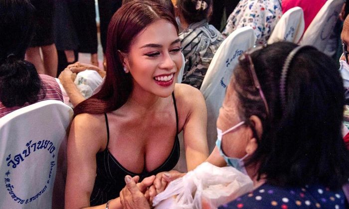 Hoa hậu, Á hậu Hòa bình bị chỉ trích mặc hở-7