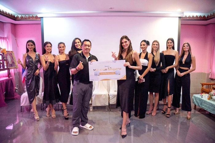 Hoa hậu, Á hậu Hòa bình bị chỉ trích mặc hở-1