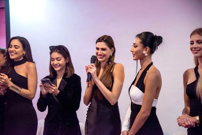 Hoa hậu, Á hậu Hòa bình bị chỉ trích mặc hở-3