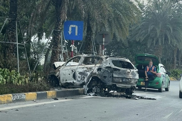 Ô tô đâm vào dải phân cách, bay vọt lên không trước trạm thu phí-1