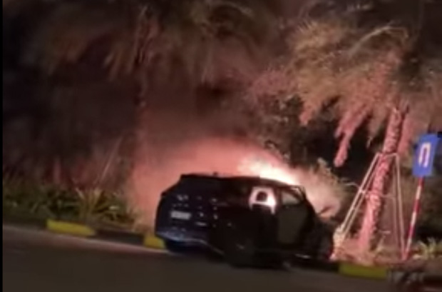 Ô tô tông vào dải phân cách rồi bốc cháy ngùn ngụt trên đường Hà Nội-1