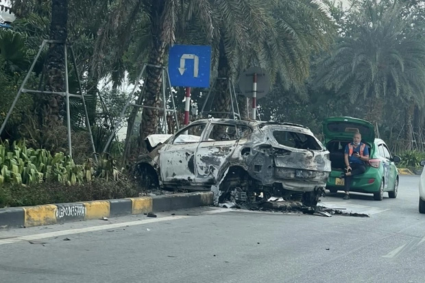 Ô tô tông vào dải phân cách rồi bốc cháy ngùn ngụt trên đường Hà Nội-2