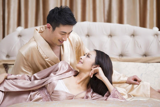 Đêm tân hôn tôi phải thay ngay bộ đồ đang mặc vì vợ mới cưới-1