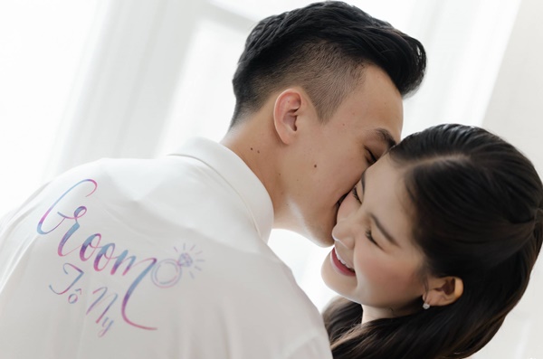 Chồng MC nổi tiếng ôm chặt Lê Âu Ngân Anh khóc trong lễ cưới-8