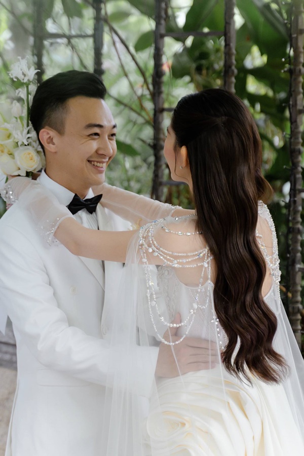 Chồng MC nổi tiếng ôm chặt Lê Âu Ngân Anh khóc trong lễ cưới-9