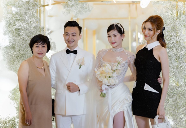 Chồng MC nổi tiếng ôm chặt Lê Âu Ngân Anh khóc trong lễ cưới-11