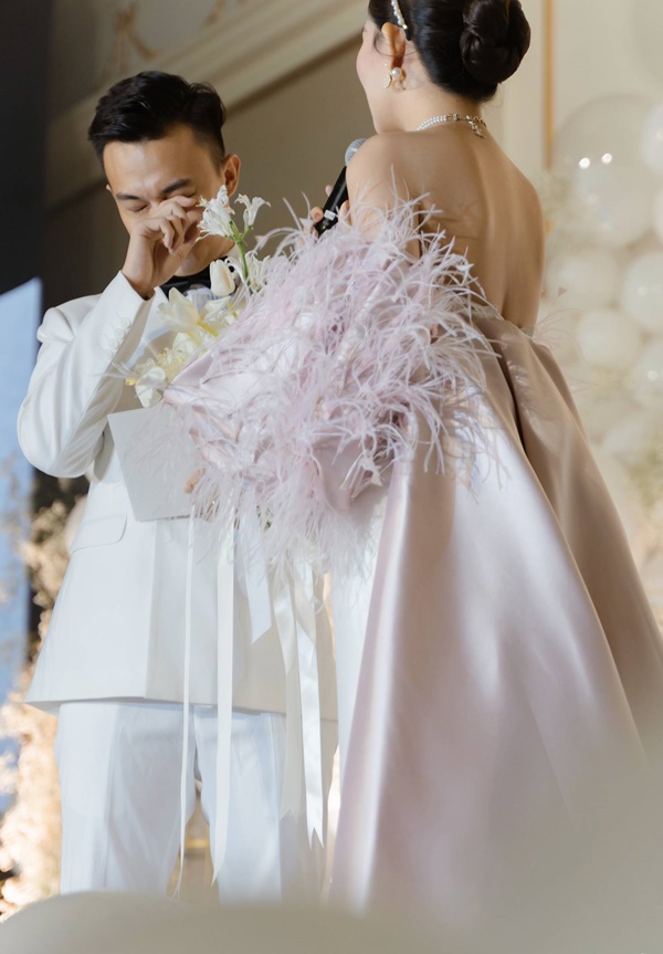 Chồng MC nổi tiếng ôm chặt Lê Âu Ngân Anh khóc trong lễ cưới-12