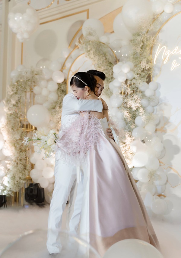 Chồng MC nổi tiếng ôm chặt Lê Âu Ngân Anh khóc trong lễ cưới-13