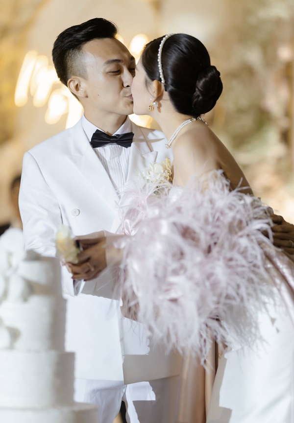 Chồng MC nổi tiếng ôm chặt Lê Âu Ngân Anh khóc trong lễ cưới-15