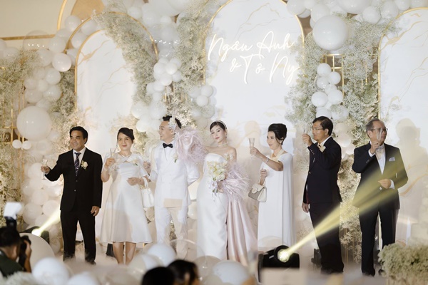 Chồng MC nổi tiếng ôm chặt Lê Âu Ngân Anh khóc trong lễ cưới-16