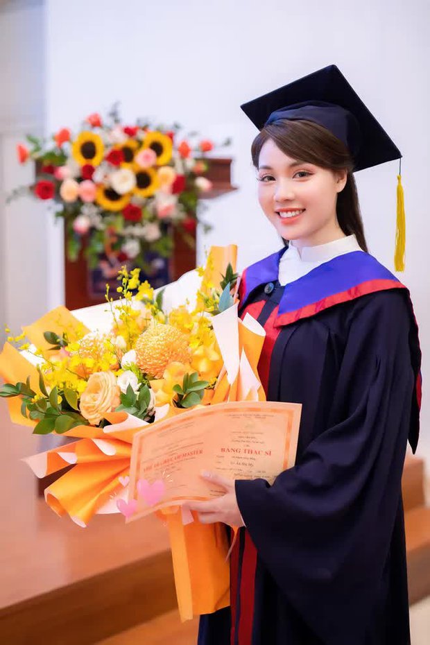 Điểm danh những cô giáo trẻ sở hữu nhan sắc xinh đẹp cùng loạt thành tích ấn tượng khiến học trò ngưỡng mộ-7
