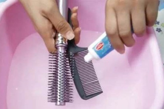 Bôi kem đánh răng lên lược giải quyết được vấn đề lớn mà nhà nào cũng mắc phải, nên làm càng sớm càng tốt