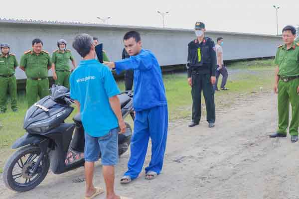 Giả vờ đồng ý quan hệ đồng giới rồi chém người cướp xe máy-1