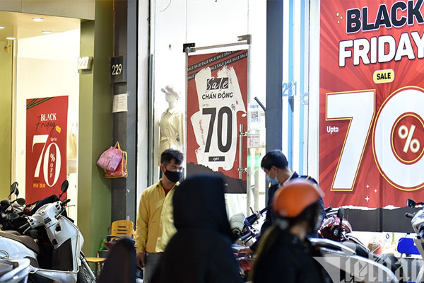 Khuyến mại đến 85%, người TP.HCM rục rịch mua sắm Black Friday-5