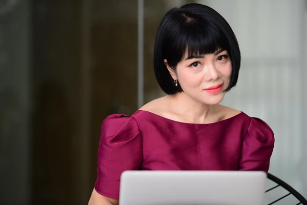 Đang ngồi ăn cỗ đám cưới, cô gái hú hồn khi chiếc xe tải bỗng xuất hiện lù lù sau lưng, dân tình vỗ tay rần rần vì lý do này-5