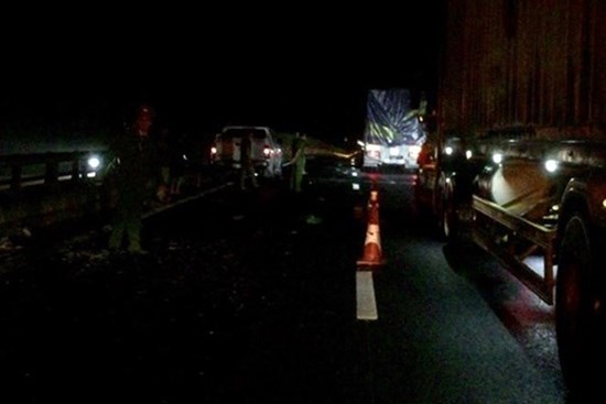 Xe ô tô bán tải đâm vào người phụ nữ đi bộ trên cao tốc tử vong tại chỗ