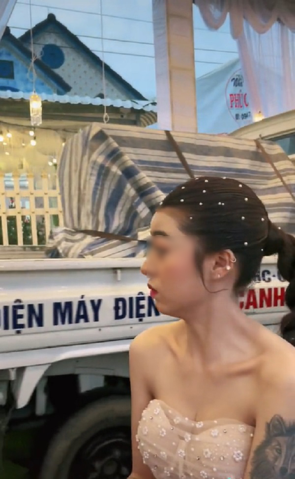 Đang ngồi ăn cỗ đám cưới, cô gái hú hồn khi chiếc xe tải bỗng xuất hiện lù lù sau lưng, dân tình vỗ tay rần rần vì lý do này-2