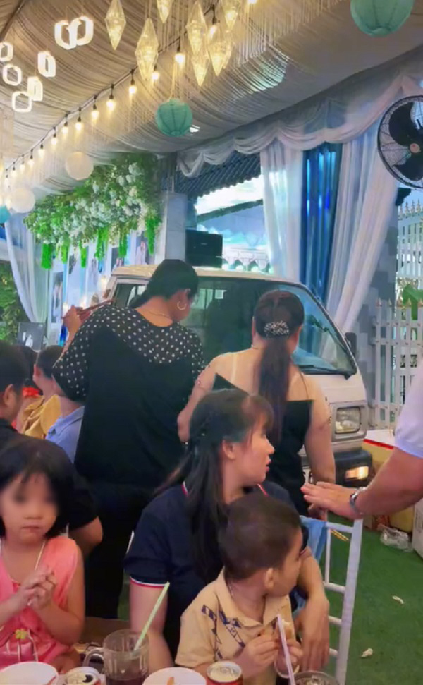 Đang ngồi ăn cỗ đám cưới, cô gái hú hồn khi chiếc xe tải bỗng xuất hiện lù lù sau lưng, dân tình vỗ tay rần rần vì lý do này-4