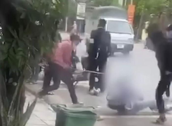 Nam sinh lớp 11 bị đánh gục ở cổng trường-1