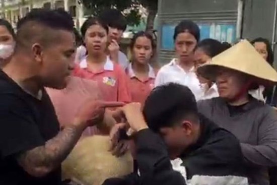 Người đàn ông đấm liên tiếp vào mặt học sinh lớp 7 ngay trước cổng trường
