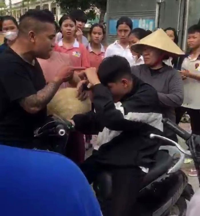 Người đàn ông đấm liên tiếp vào mặt học sinh lớp 7 ngay trước cổng trường-2