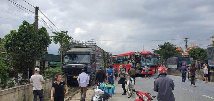 Tai nạn liên hoàn giữa 2 xe khách và xe tải, nhiều người thương vong-2