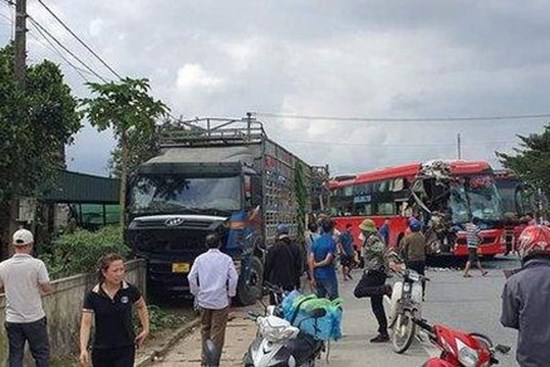Tai nạn liên hoàn giữa 2 xe khách và xe tải, nhiều người thương vong