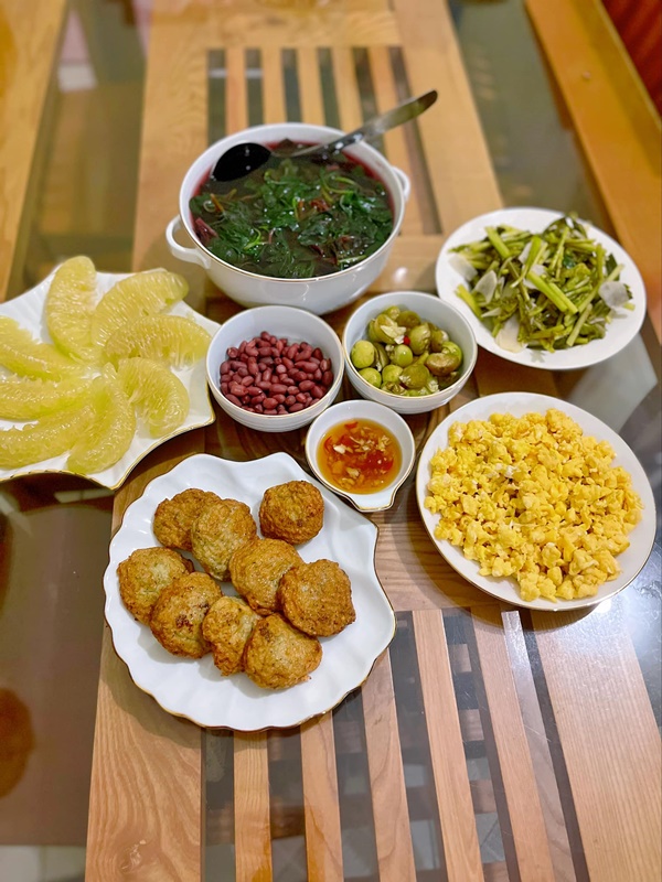 Mâm cơm ngon miệng, đầy đủ dinh dưỡng được 3 mẹ con cùng chuẩn bị, nhìn là muốn thưởng thức-1