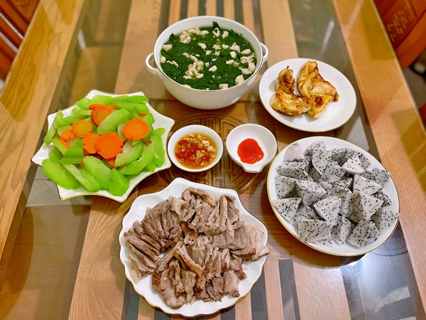 Mâm cơm ngon miệng, đầy đủ dinh dưỡng được 3 mẹ con cùng chuẩn bị, nhìn là muốn thưởng thức-2