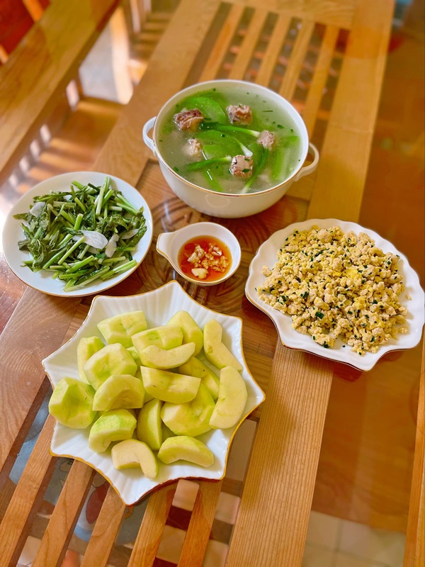 Mâm cơm ngon miệng, đầy đủ dinh dưỡng được 3 mẹ con cùng chuẩn bị, nhìn là muốn thưởng thức-11