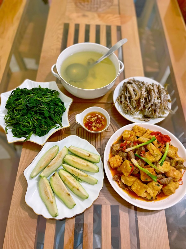 Mâm cơm ngon miệng, đầy đủ dinh dưỡng được 3 mẹ con cùng chuẩn bị, nhìn là muốn thưởng thức-18