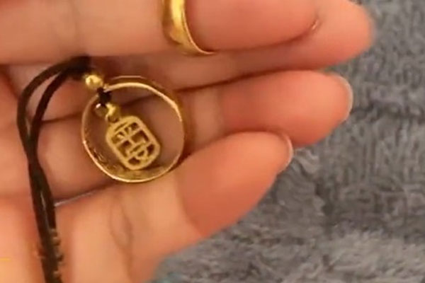 Thấy mẹ chồng vừa nấu ăn vừa khóc, nàng dâu liền đưa một thứ khiến bà cảm động-4