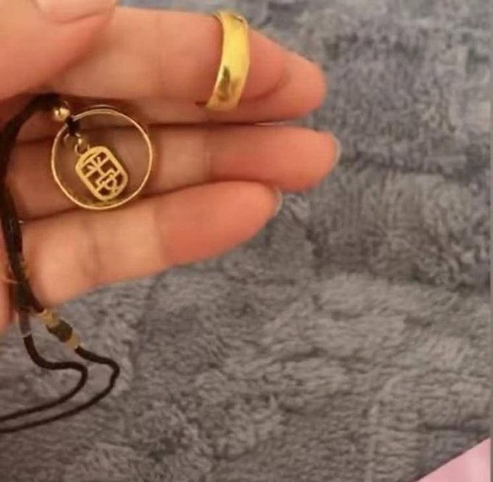 Con dâu bật khóc khi biết sự thật về chiếc nhẫn bị mất được mẹ chồng tìm giúp-2