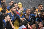 Mồ hôi, nước mắt và máu: Tập thể bị lãng quên đằng sau những công trình tỷ đô của World Cup-5